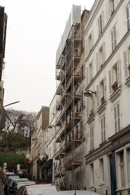 La façade d'un immeuble s'effondre dans Paris
