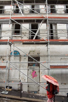 La façade d'un immeuble s'effondre dans Paris