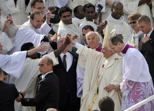 Le pape Benoît XVI à Paris : une foule inattendue aux Invalides