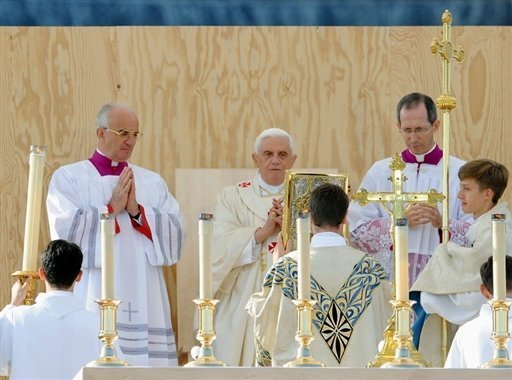 Le pape Benoît XVI à Paris : une foule inattendue aux Invalides