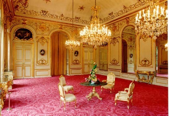 Tout ce qui éloigne du cœur est second