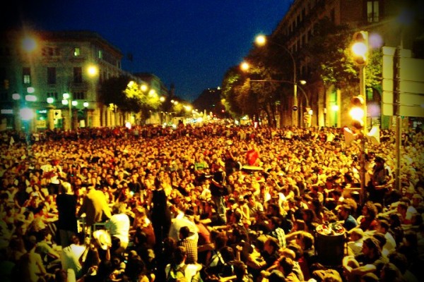 Athènes, Barcelone, les peuples se soulèvent contre la Dette
