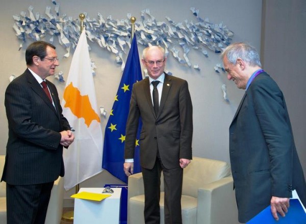 De gauche à droite : M. Nicos ANASTASIADES, Président de la République de Chypre, M. Herman VAN ROMPUY, Président du Conseil européen, et M. Michael SARRIS, ministre des finances de la République de Chypre. Tous ces messieurs semblent savourer l'idée du racket organisé sur les déposants chypriotes. Le ministre des finances de Chypre paraît même avoir du mal à ne pas éclater de rire. 