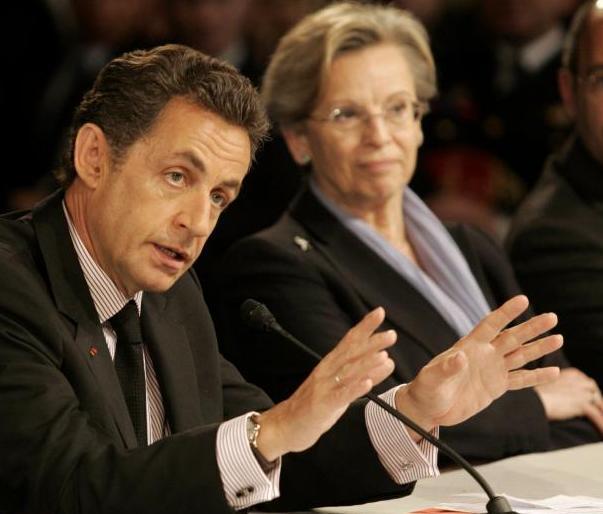 Michèle Alliot-Marie : entre maladresses et éviction, l'atterrissage en urgence de Super-WoMAM