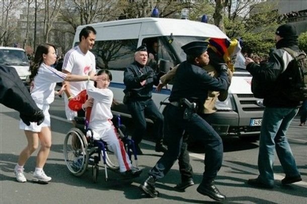 Chaperon rouge agressée par le Grand Méchant Loup tibétain à Paris ?
