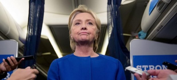 LE FIGARO PREMIUM Hillary Clinton, dimanche dans son avion de campagne à l'aéroport de White Plains dans l'état de New York, lors d'une déclaration à la presse après l'annonce de l'explosion de Chelsea à New York. Credits photo : Andrew Harnik/AP {JPEG}