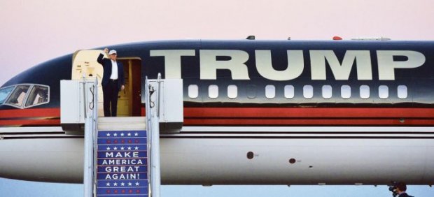Illustration FIGARO PREMIUM Donald Trump s'apprête à descendre de son Boeing privé pour aller tenir un meeting à Colorado Springs, samedi. Crédits photo : MANUEL NGAN/AFP {JPEG}