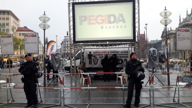 Aujourd'hui : Manifestation de Pegida (une dizaine de personnes), un trentaine de contre-manifestants du SPD et une cinquantaine de policiers.