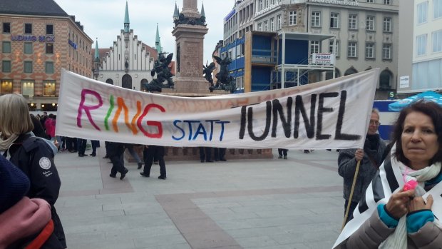 Aujourd'hui : Manifestation en faveur d'une voie routire autour de Munich  contre un tunnel.