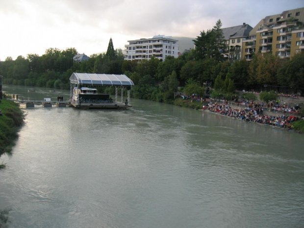 Le festival d'été de Villach (Autriche) : avec un lit de fleuve pour opéra d'un soir ...