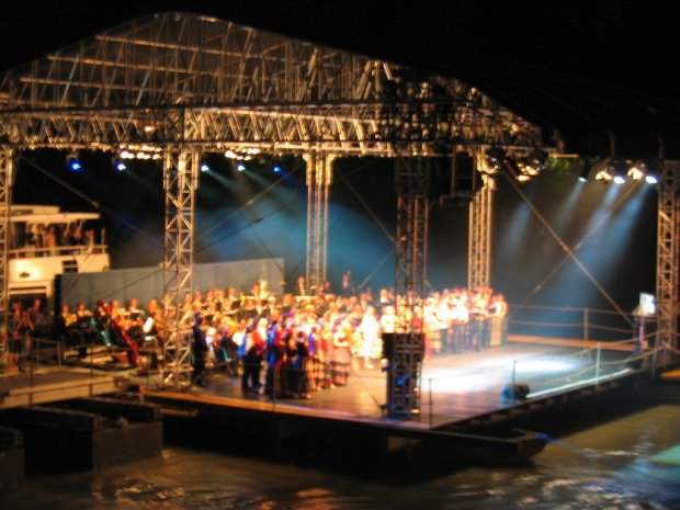Le festival d'été de Villach (Autriche) : avec un lit de fleuve pour opéra d'un soir ...