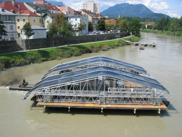 Le festival d'été de Villach (Autriche) : avec un lit de fleuve pour opéra d'un soir ...
