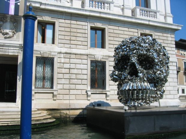 De Prague à Venise, cet été, entre cochon rose, tête de mort et vanités