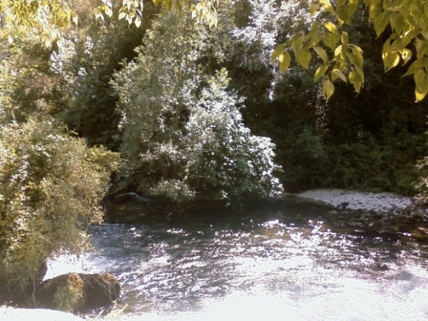 La source mystérieuse : Fontaine de Vaucluse...