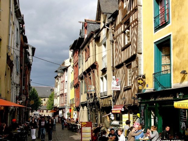 Shoes tossing, alcoolisation et hurlements