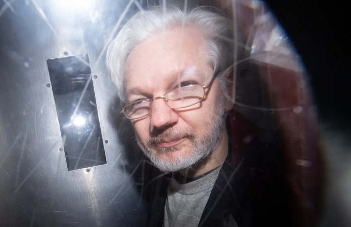 L'Occident encense Navalny tout en torturant Assange