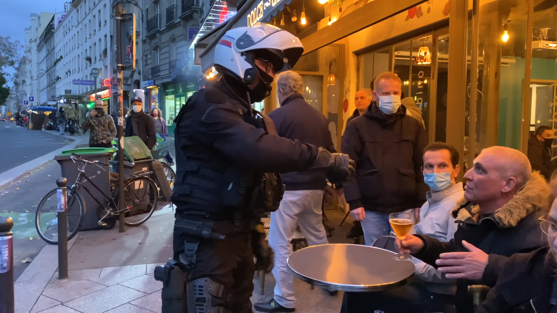 Covid-19 : la police évacue une terrasse de café en toute illégalité (ou presque)