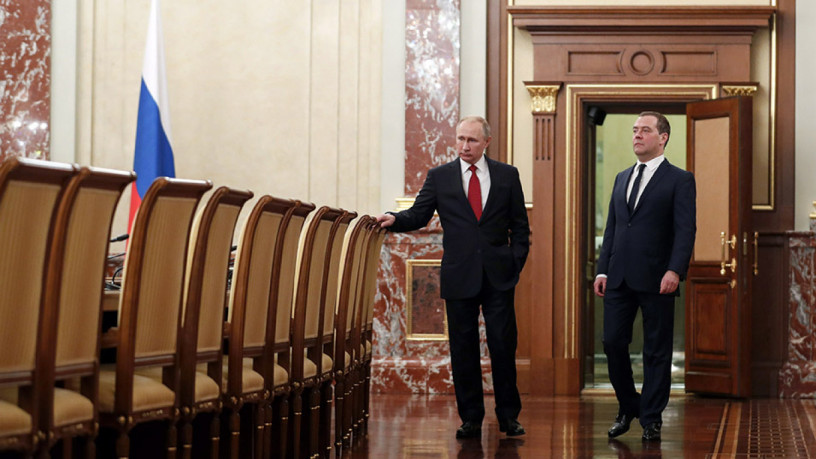 Séisme politique en Russie : Medvedev démissionne, Poutine planifie son départ du Kremlin