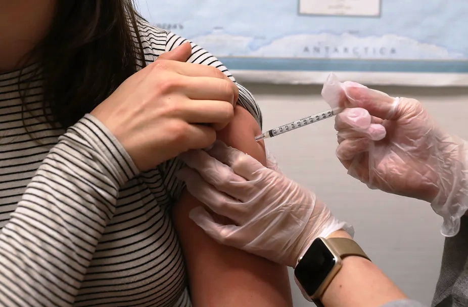 Vaccin contre la Covid-19 : entre espoir et effet d'annonce