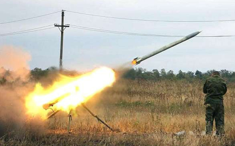 Donbass - L'armée ukrainienne tire au lance-roquettes Grad portatif contre la périphérie nord de Donetsk