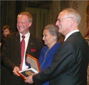 Simone Veil recevant la Coudenhove-Kalergi-Plakette en 2010