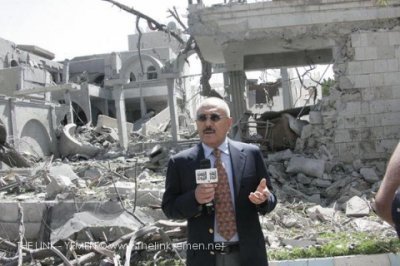 Ali Abdellah Saleh devant les ruines de sa résidence