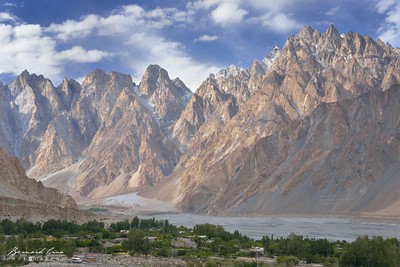 Les cnes et le village de Passu, le long de la rivire Hunza et de la Karakoram Highway en cours d'aprs-midi  Bernard Grua