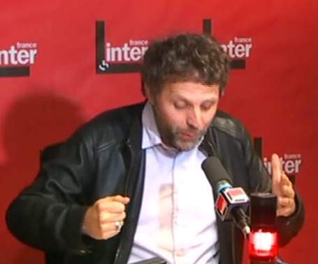 Les singes de maître Stéphane Guillon, nouveau pape de la médecine