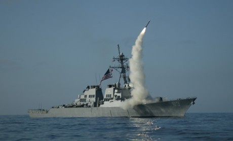 lancement d'un missile de croisière Tomahawk depuis une frégate de l'US NAVY