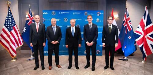 (De gauche � droite) Mike Burgess, directeur g�n�ral de l'Australian Security Intelligence Organisation, David Vigneault, directeur du Service canadien du renseignement de s�curit�, Christopher Wray, directeur du FBI, Andrew Hampton, directeur g�n�ral de la s�curit� et chef de la direction du Service n�o-z�landais du renseignement de s�curit�, et Ken McCallum, directeur g�n�ral du MI5, posent pour une photo de groupe lors du sommet sur les technologies �mergentes et la s�curisation de l'innovation � Palo Alto (Californie), le 16 octobre 2023. 