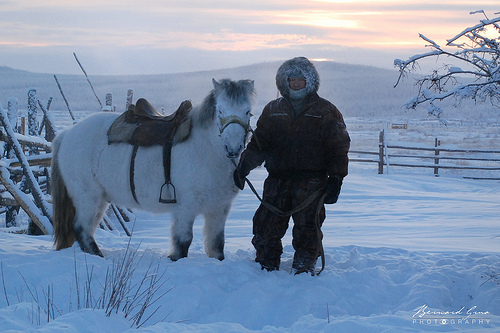Cavalier iakoute et son cheval dans le givre, par -50°C - Tomtor, Iakoutie, Sibrie  Bernard Grua 2010
