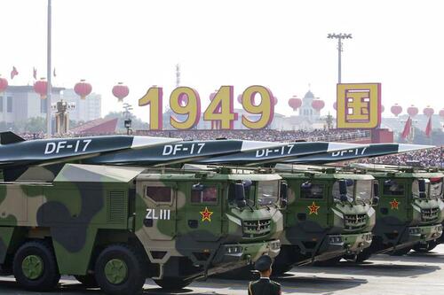 Des vhicules militaires transportant des missiles hypersoniques DF-17 passent devant la place Tiananmen lors d'un dfil militaire  Pkin, en Chine, le 1er octobre 2019. (Jason Lee/Reuters)