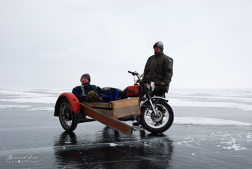 En moto sur le lac Bakal gel, Sibrie, Russie  Bernard Grua 2007