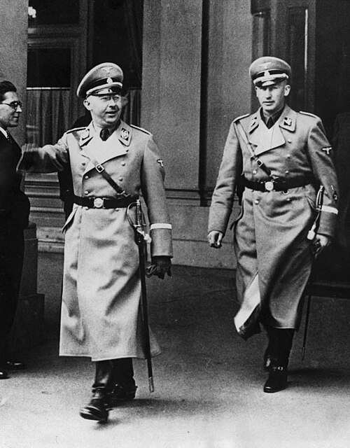 Fichier:HimmlerAndHeydrich 1938.jpeg