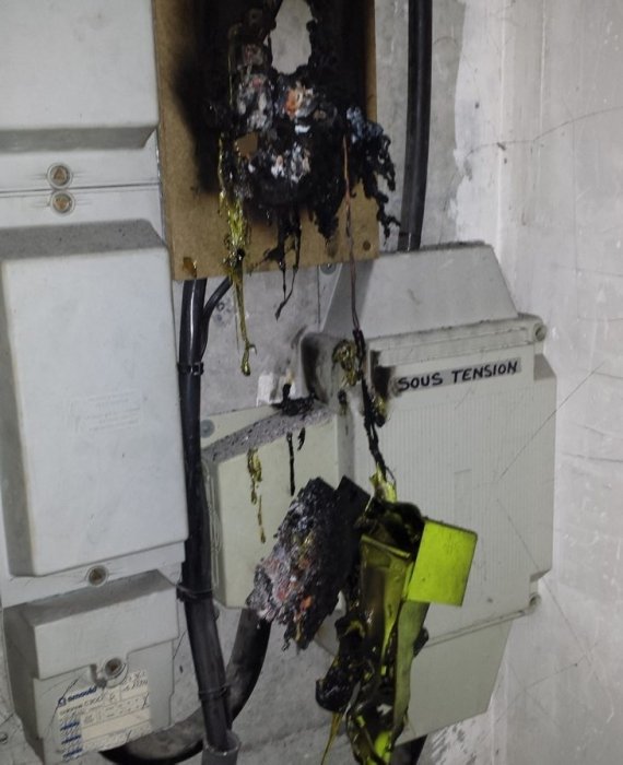 explosion, incendie, du capteur compteur électrique communicant intelligent Linky qui peut générer une flamme et mettre le feu à une habitation, maison, appartement d'une résidence, logement d'un immeuble HLM {JPEG}