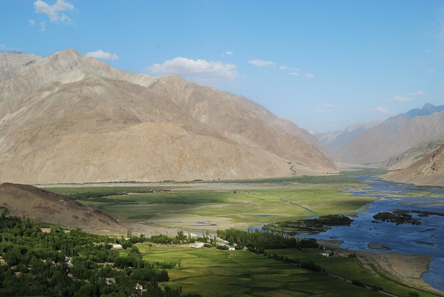 Vue de la forteresse Abrashim Qala, o� les rivi�res Wakhan et Pamir se confondent pour donner la rivi�re Panj (c'est-�-dire Amu Darya), Pamir, Tadjikistan � Bernard Grua