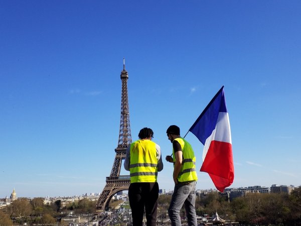 Images d'un samedi ordinaire et ensoleillé à Paris