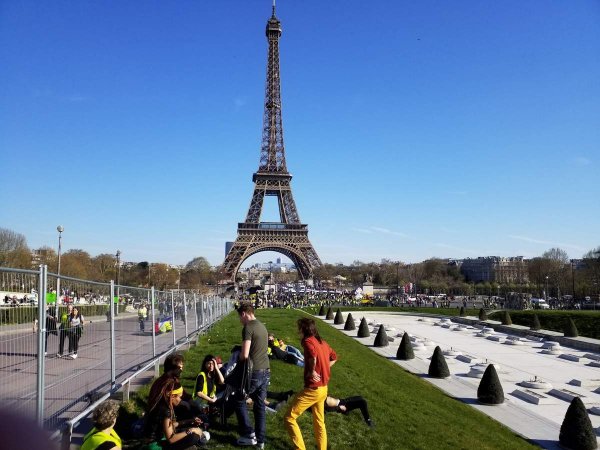 Images d'un samedi ordinaire et ensoleillé à Paris