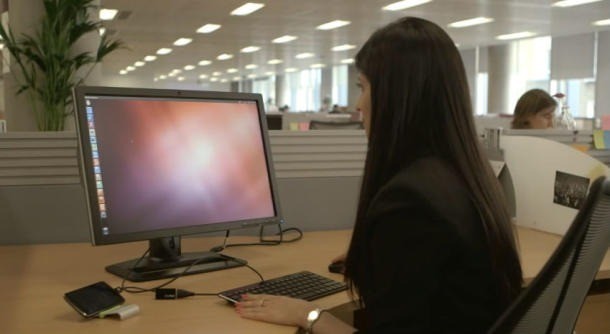 Le téléphone sert de tour d'ordinateur.