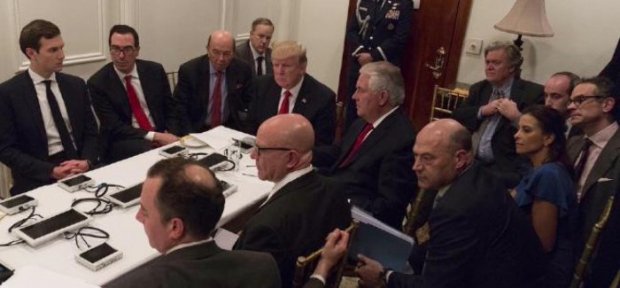 Trump et ses conseillés {JPEG}