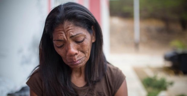 Inés Esparragoza, mère d'Orlando Figuera, le jeune homme poignardé et brûlé vif à Caracas par les manifestants de droite en 2017. JAIRO VARGAS