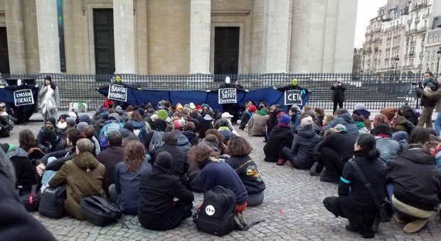 Le peuple submerg� par les pussances �conomiques et financi�res....