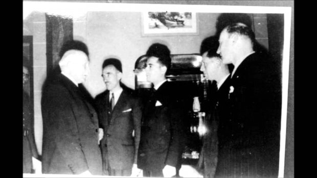 gouvernement de Vichy, le Maréchal Pétain, et à droite François Mitterrand sera décoré de la Francisque