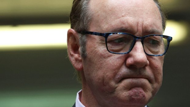 Schauspieler Kevin Spacey vor dem Southwark Crown Court in London zu,  nachdem er im Zusammenhang mit den Vorw�rfen sexueller Vergehen f�r nicht  schuldig befunden wurde. | Heute.at