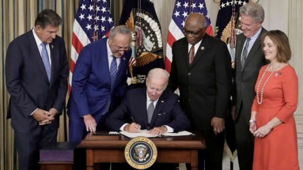 Joe Biden signant l'Inflation Reduction Act {JPEG}