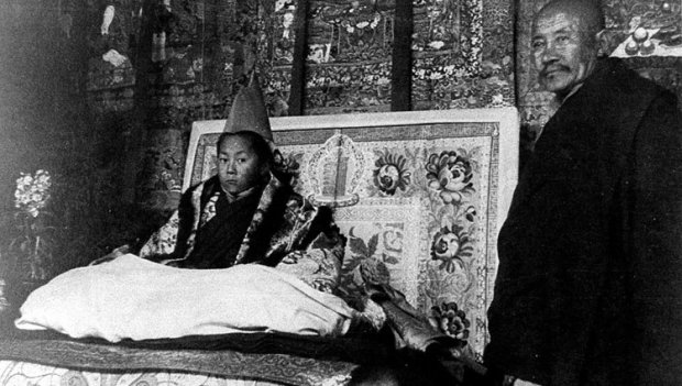 Sa Saintet assis sur le trne lors de sa crmonie officielle d'intronisation  Lhassa, au Tibet, le 22 fvrier 1940.