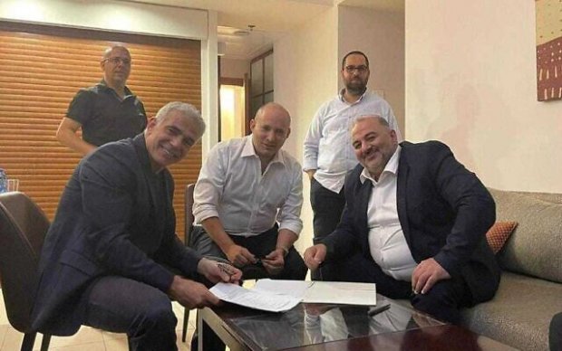 Le leader de Yesh Atid, Yair Lapid (G), le leader de Yamina, Naftali Bennett (C) et le leader du Ra'am, Mansour Abbas (D)