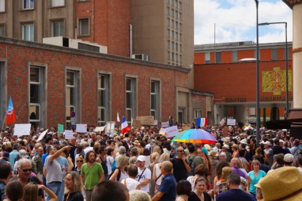 Manifestation contre le pass sanitaire - Spech/Shutterstock {JPEG}