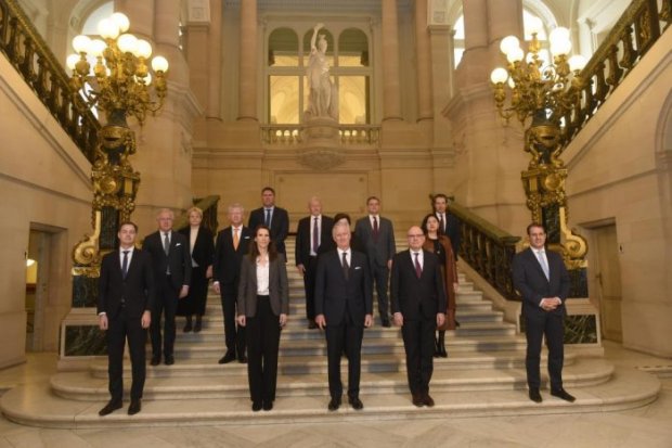 Quelqu'un se cache dans cette image, devinerez-vous qui ? {JPEG}