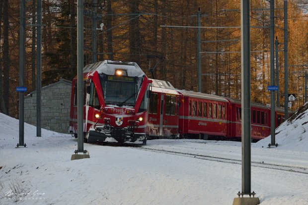 Train rouge dans les lacets entre le plateau de Cavaglia et l’Alp Grm (environ 2000 m) – 08:57   Bernard Grua